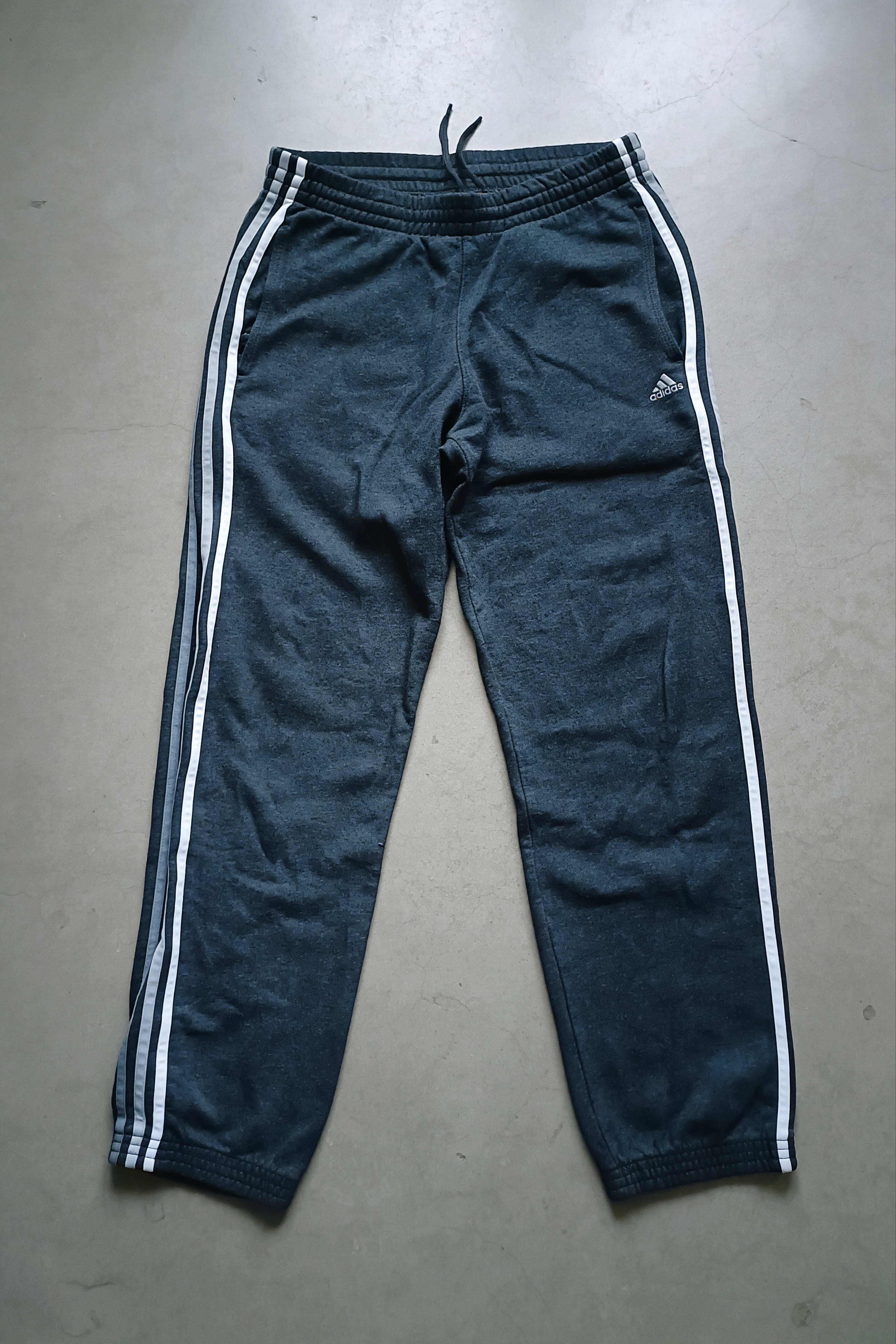 Pantalon jogging adidas gris Taille S