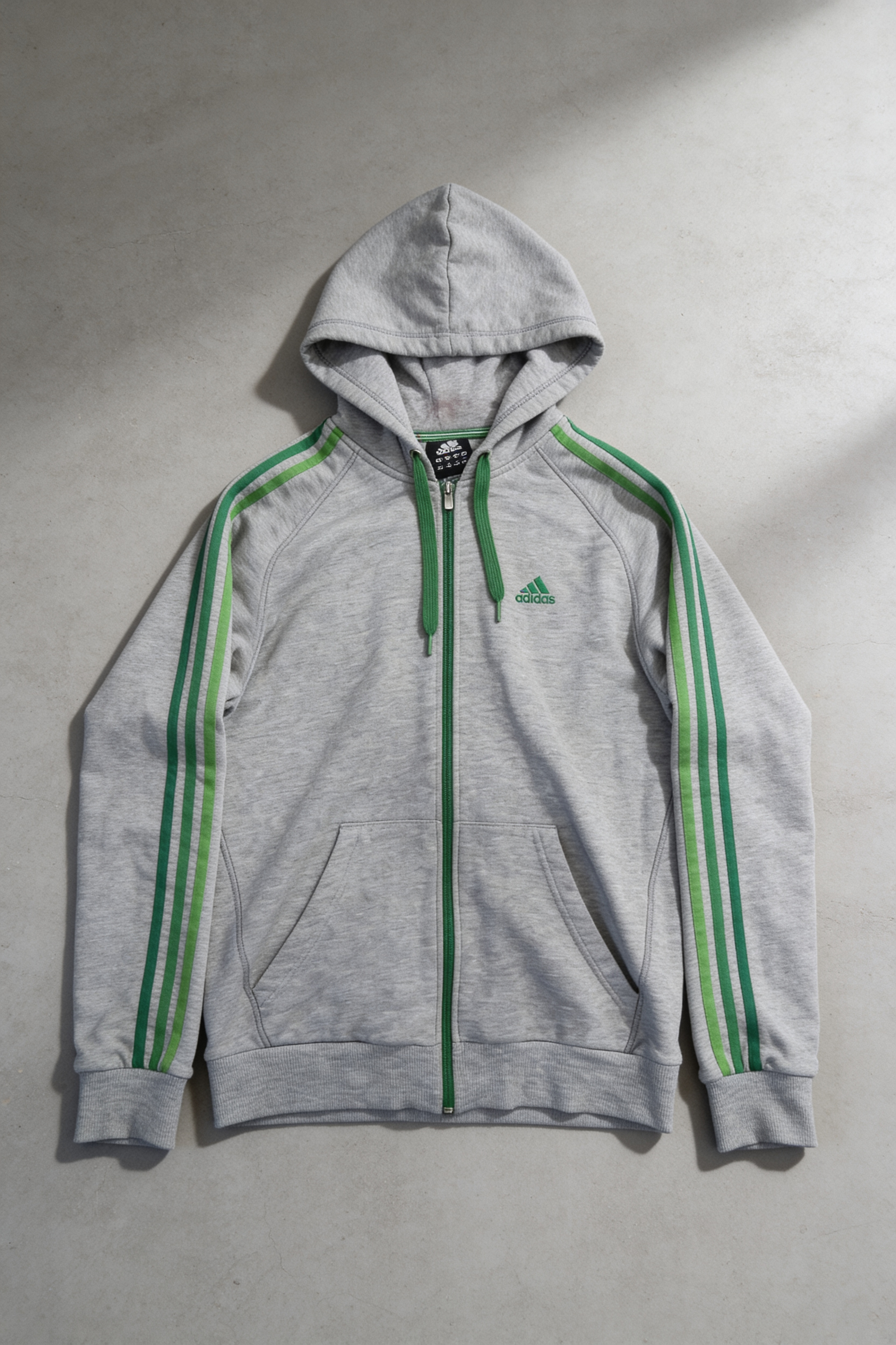 szara bluza adidas z zielonymi akcentami rozmiar M z małą plamką